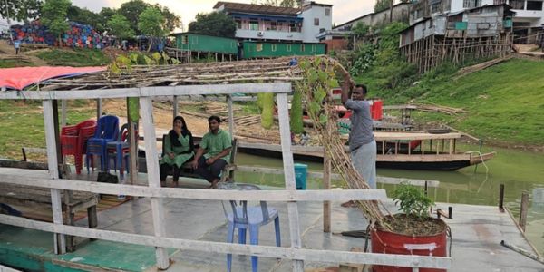 কাপ্তাই হ্রদে পর্যটক বোটের ছাদে লাউ চাষ